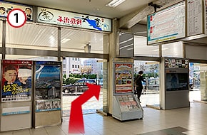 津駅の東出口を出て、右に曲がります。