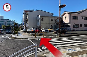 栄町二の信号を左手に、そのまま直進し、横断歩道を渡ります。